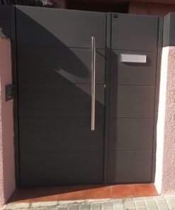 Puerta peatonal moderna con laminas de chapa conjunto