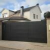 Portail coulissant moderne à lames de tôle sur mesure – vue 3