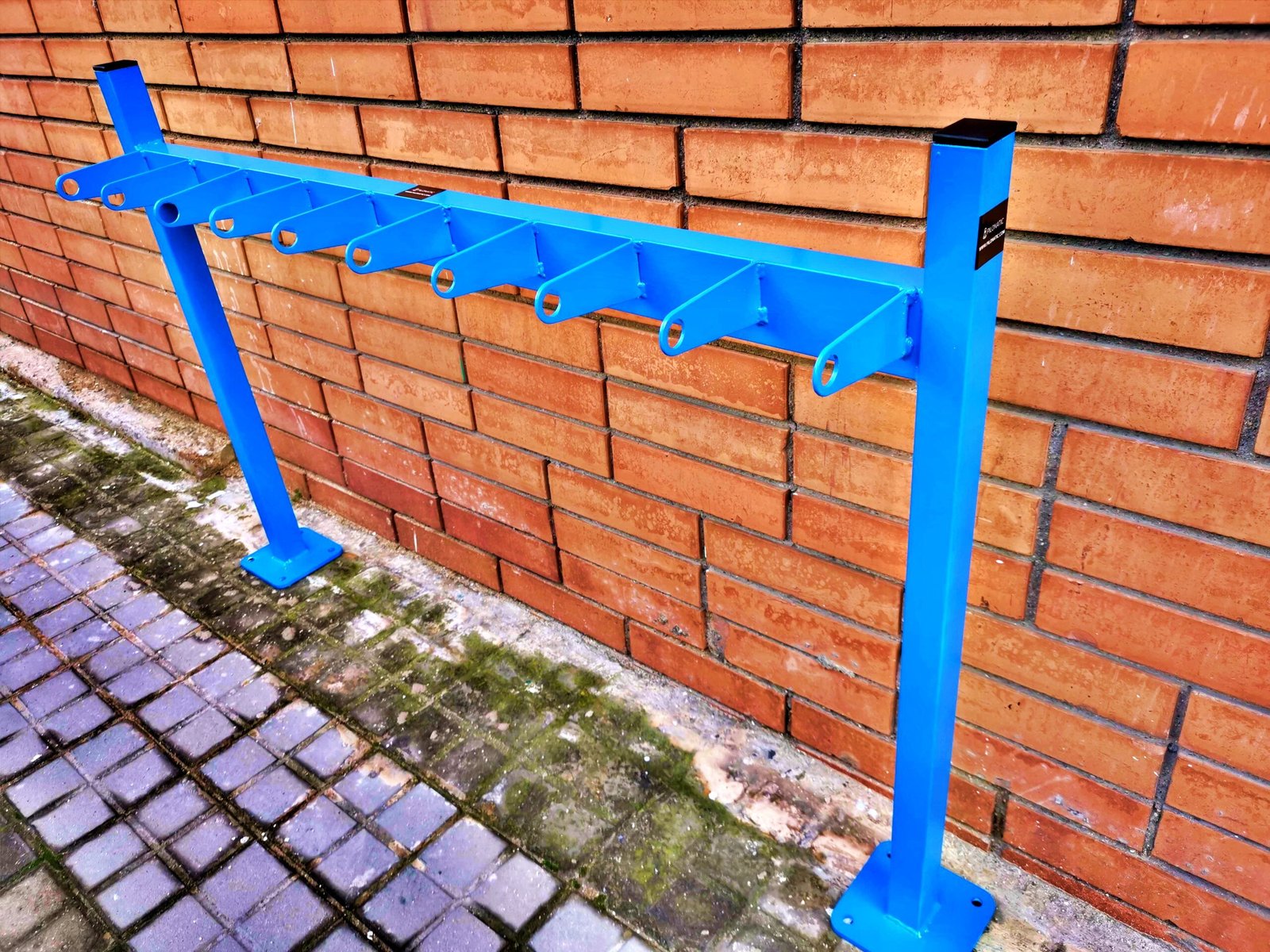 Aparca patinetes o scooter electrico de acero para anclar al suelo