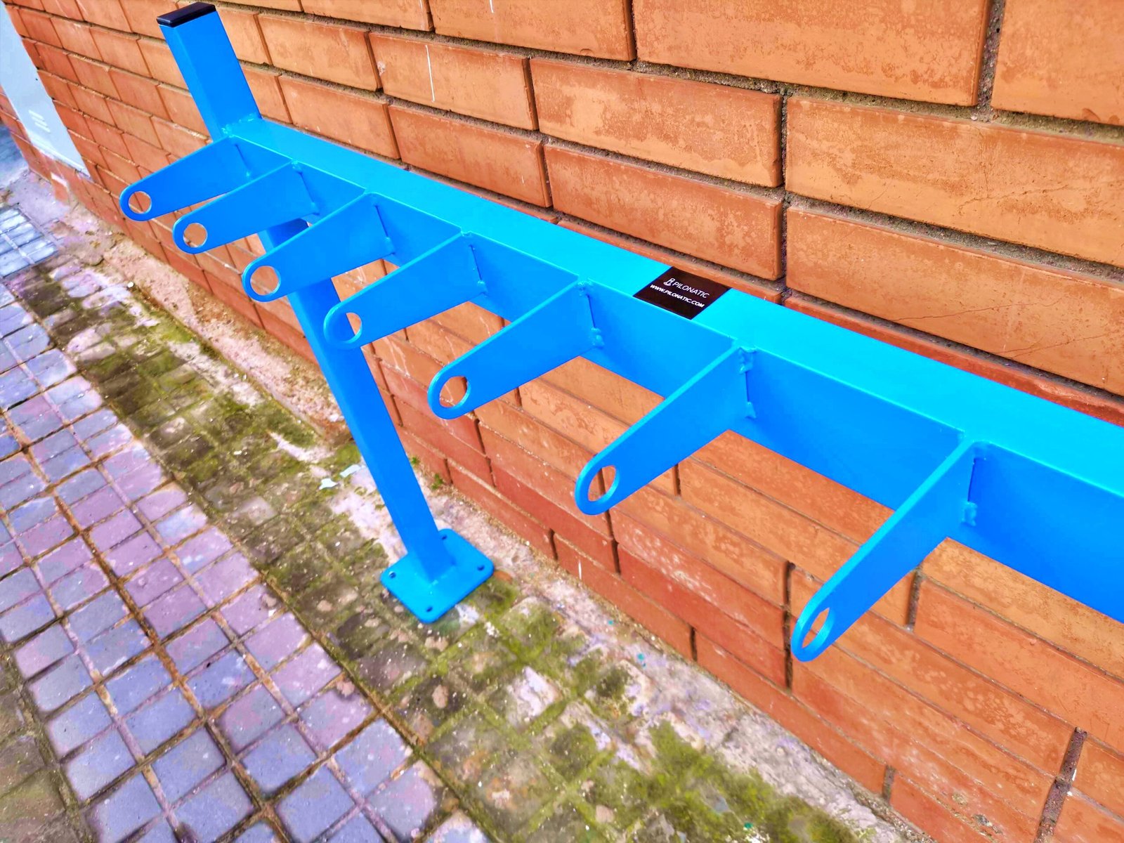 Aparca patinetes o scooter electrico de acero para anclar al suelo