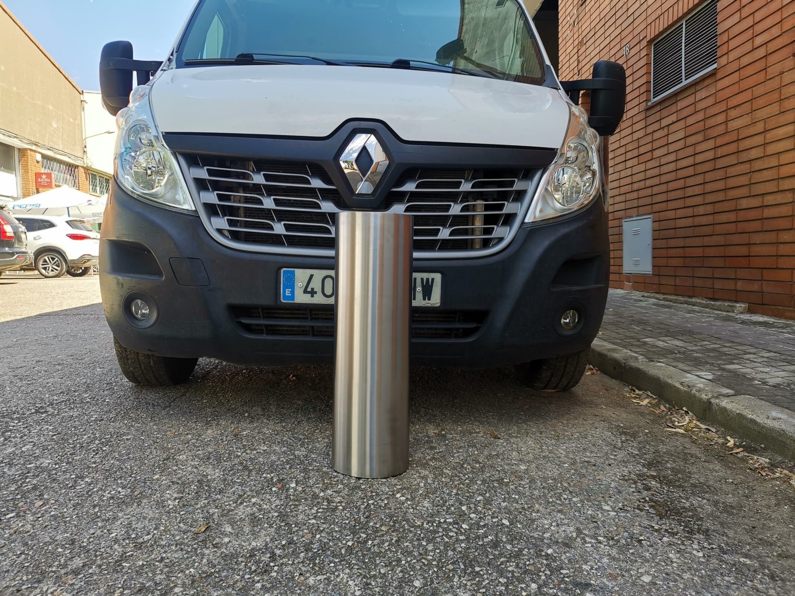 Pilonas de Alta Seguridad: La Solución Eficaz para Limitar el Tráfico Pesado