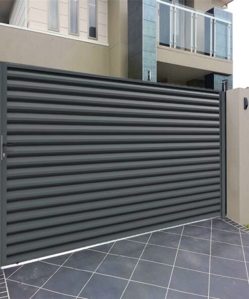 Portail battant de garage ou de parking à lames en Z, sur mesure
