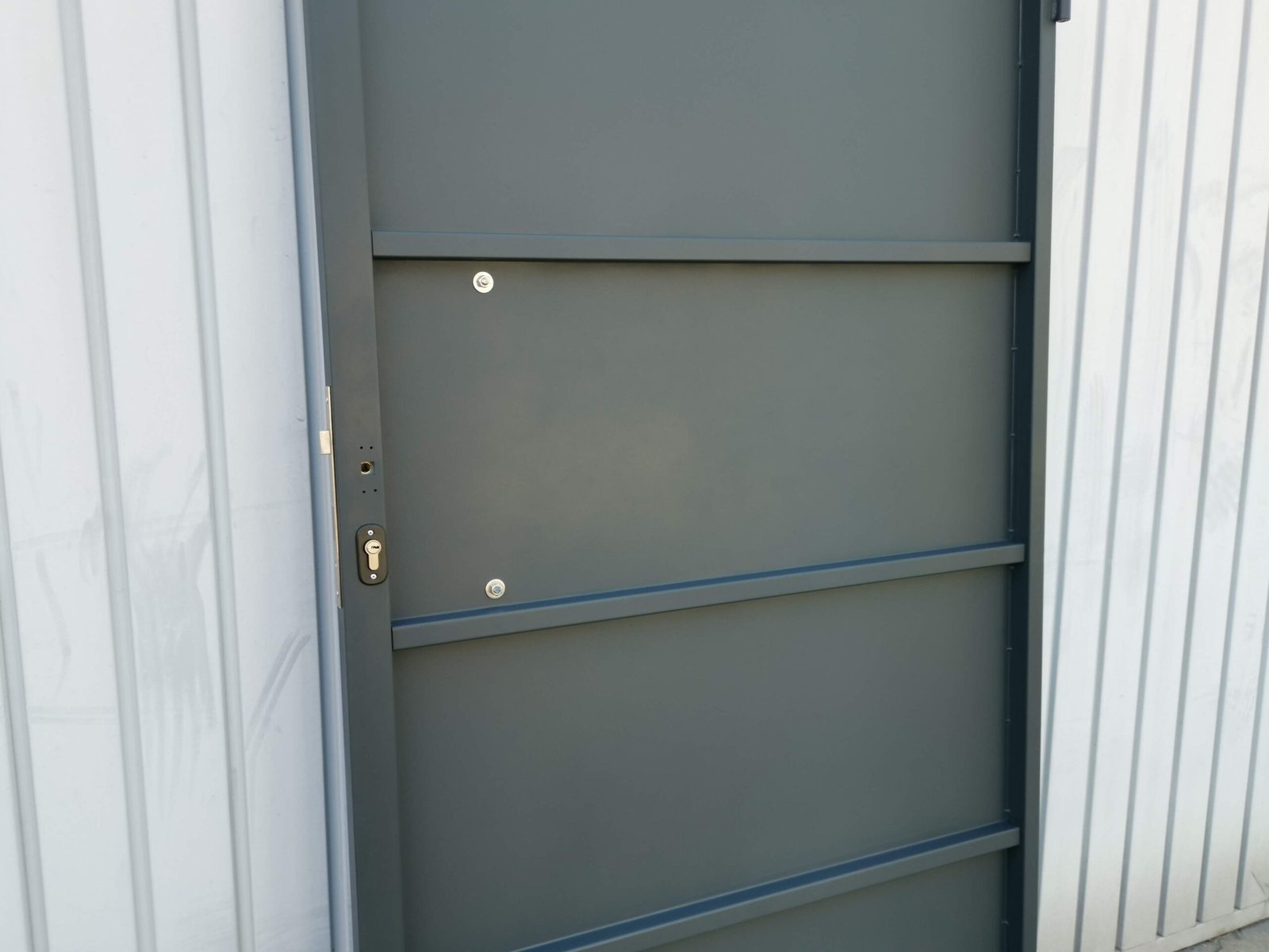 Portillon modèle Bandex avec lames de tôle, sur mesure